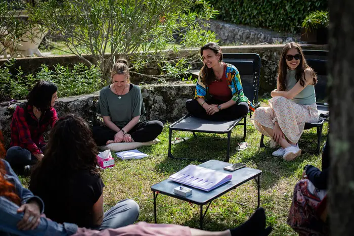 Groupe de personnes en séance de communication animale en extérieur.