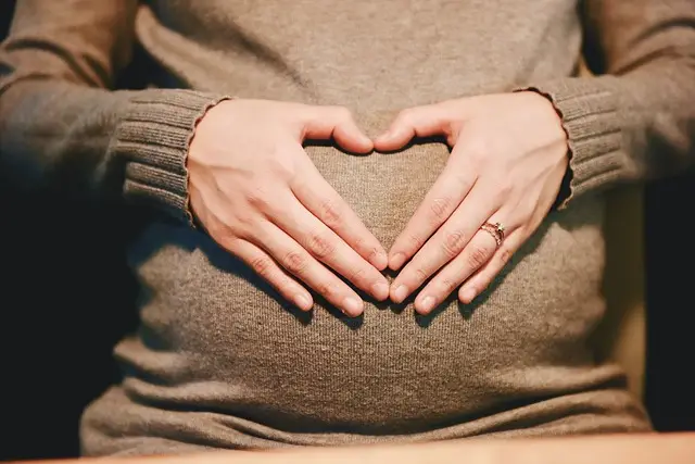 Une femme enceinte souhaite faire une communication intuitive avec son enfant, pas encore né.